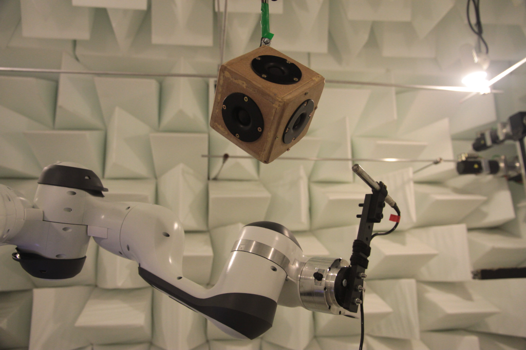 A 6-axes robot used in acoustic metrology campaigns